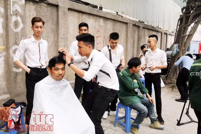 Dàn hot boy áo trắng rạng rỡ cắt tóc miễn phí cho người nghèo trên phố Kim Mã ảnh 2