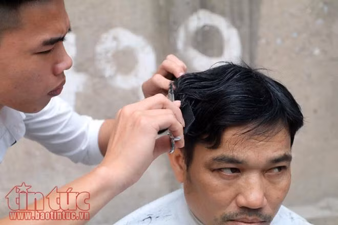 Dàn hot boy áo trắng rạng rỡ cắt tóc miễn phí cho người nghèo trên phố Kim Mã ảnh 5