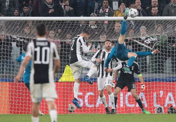 Xem Cristiano Ronaldo rực sáng trên ‘sàn diễn’ lượt đi tứ kết Champions League ảnh 1