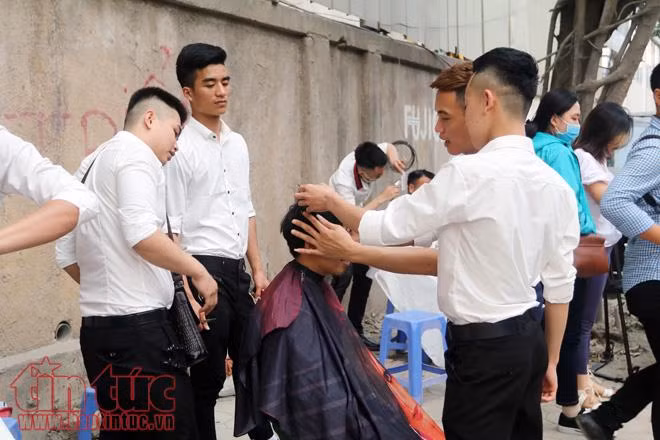 Dàn hot boy áo trắng rạng rỡ cắt tóc miễn phí cho người nghèo trên phố Kim Mã ảnh 4