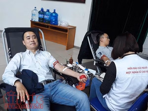 Người dân nhiệt tình tham gia ngày Toàn dân hiến máu 7/4 ảnh 2