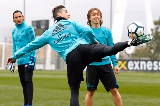 Cristiano Ronaldo chăm chỉ luyện siêu phẩm ‘xe đạp chổng ngược’ trước trận derby thành Madrid ảnh 1