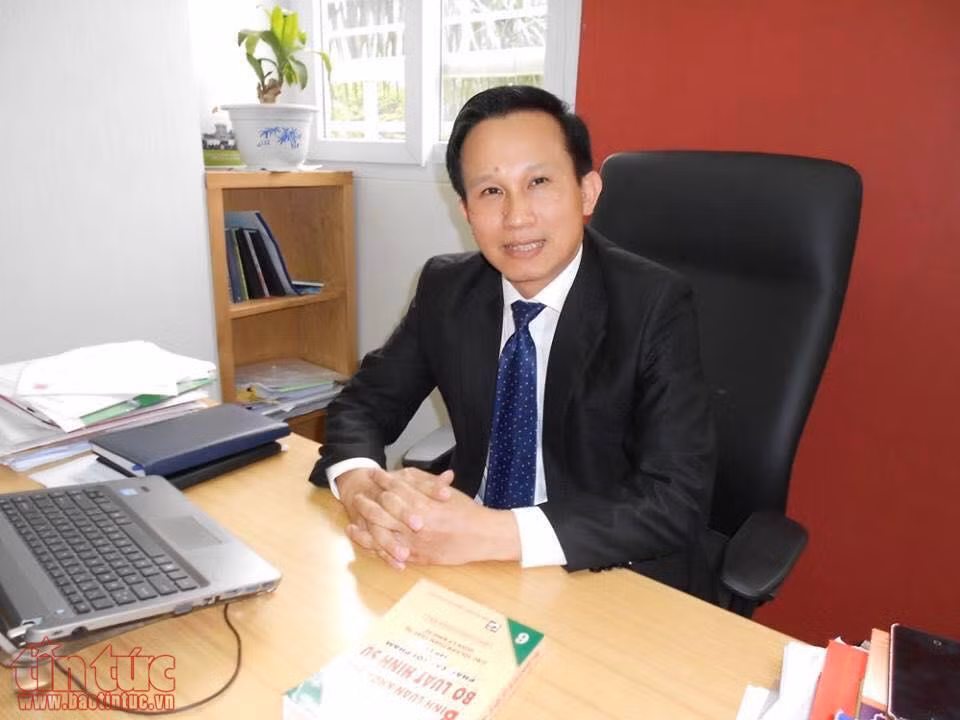 Vụ lái xe bẻ lái ‘xuất thần’ tránh 2 nữ sinh, trách nhiệm của các bên thế nào? ảnh 1