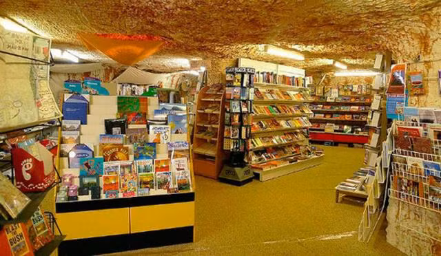 Khám phá thành phố 2.000 dân ẩn mình dưới sa mạc Australia ảnh 9