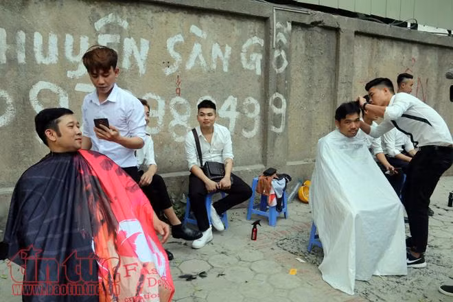 Dàn hot boy áo trắng rạng rỡ cắt tóc miễn phí cho người nghèo trên phố Kim Mã ảnh 3