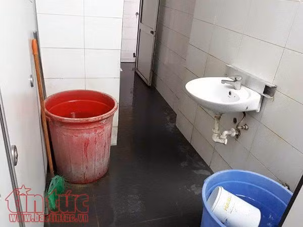 Nhà vệ sinh bệnh viện vẫn là nỗi sợ của người bệnh ảnh 1