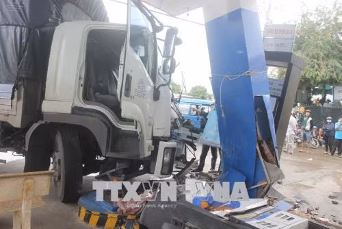 Xe khách va chạm xe tải, 7 người phải cấp cứu bệnh viện ảnh 1