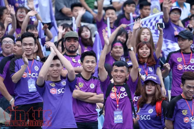 Cổ động viên hai đội Hà Nội - HAGL 'đốt cháy' sân Hàng Đẫy ảnh 9