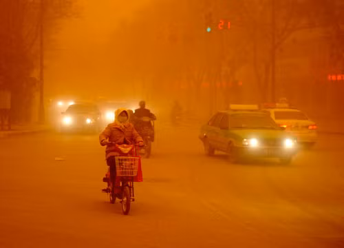 Trung Quốc ban bố cảnh báo bão cát ảnh 1