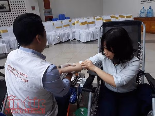 Người dân nhiệt tình tham gia ngày Toàn dân hiến máu 7/4 ảnh 5