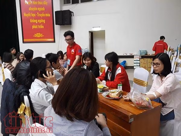 Người dân nhiệt tình tham gia ngày Toàn dân hiến máu 7/4 ảnh 1