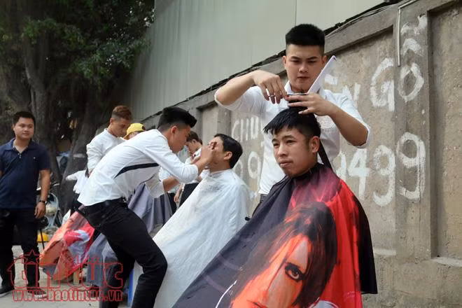 Dàn hot boy áo trắng rạng rỡ cắt tóc miễn phí cho người nghèo trên phố Kim Mã ảnh 6