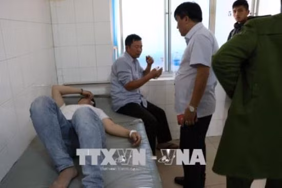 Hai cha con bị trúng 4 viên đạn chì tại Đà Lạt: Tạm giữ hình sự 5 đối tượng ảnh 1