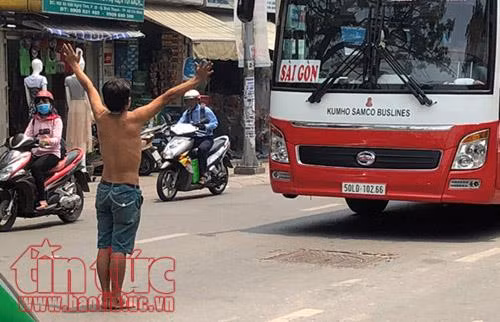 Người đàn ông nghi 'ngáo đá' chặn xe quỳ lạy giữa đường, giao thông hỗn loạn ảnh 1