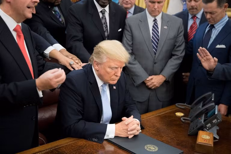 Tổng thống Trump đánh giá nước Mỹ 'đang bị người nhập cư đánh cắp' ảnh 1