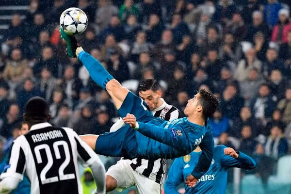 Cristiano Ronaldo Jr ghi bàn kiểu ‘xe đạp chổng ngược’ dễ như ăn kẹo ảnh 2