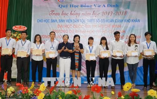 Trao học bổng Vừ A Dính cho học sinh, sinh viên dân tộc thiểu số ảnh 1