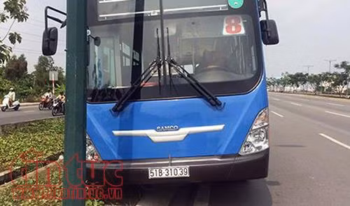 Xe buýt lao lên lề đường, nhiều hành khách một phen hú vía ảnh 2