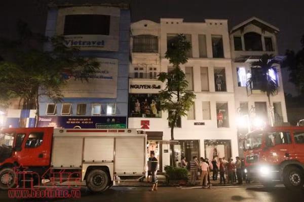 Cửa hàng thời trang Moschino trên đường Hai Bà Trưng, Hà Nội cháy lớn ảnh 2