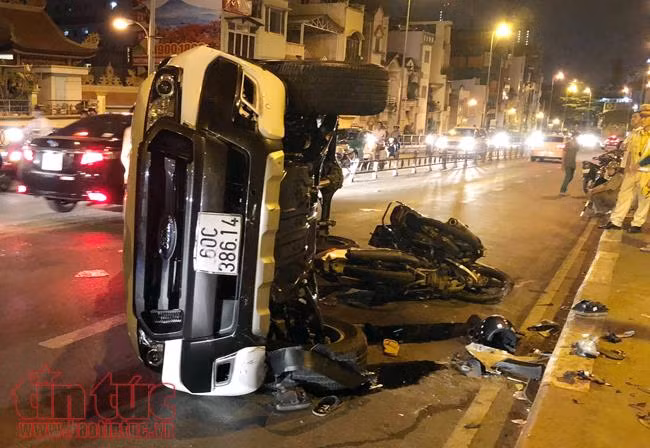 Ô tô húc văng người đàn ông đi xe máy trên cầu Kênh Tẻ xuống đất tử vong ảnh 1