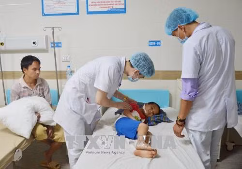 Tai nạn do súng tự chế, cháu bé 6 tuổi bị bi sắt găm vào xương hàm ảnh 1