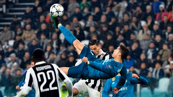 Xem Cristiano Ronaldo rực sáng trên ‘sàn diễn’ lượt đi tứ kết Champions League ảnh 2