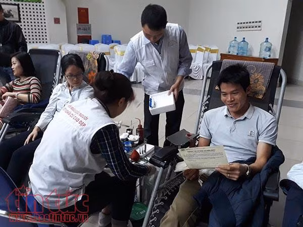 Người dân nhiệt tình tham gia ngày Toàn dân hiến máu 7/4 ảnh 3