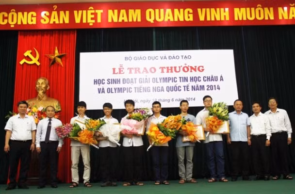 Trao thưởng cho học sinh đoạt giải tin học và ngoại ngữ quốc tế ảnh 1