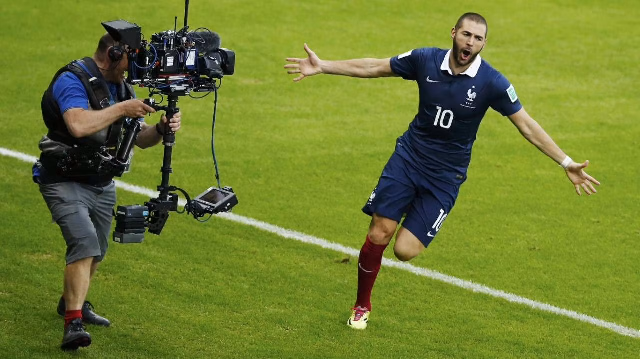 Mavuba là cầu thủ đầu tiên thi đấu tại World Cup sinh ra trên biển ảnh 1