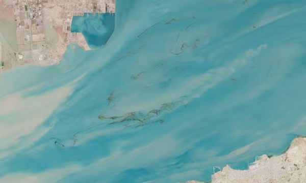 Ảnh vệ tinh cho thấy dầu loang tại vịnh Ba Tư ngày 2/4/2026. Ảnh: Sentinel-2/Cơ quan Vũ trụ châu Âu (ESA)