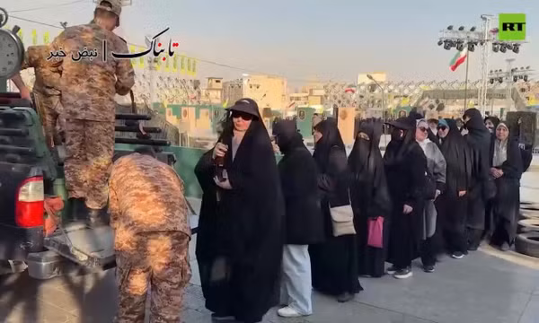 Phụ nữ Iran học cầm súng, sơ cứu trong chiến dịch 'Hy sinh vì Iran'