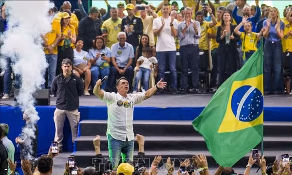 Ông Flavio Bolsonaro trong chiến dịch vận động tranh cử ở Rio de Janeiro, Brazil, ngày 22/8/2026. Ảnh: THX/TTXVN phát
