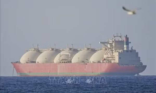 Tàu di chuyển qua eo biển Hormuz. Ảnh tư liệu: AA/TTXVN