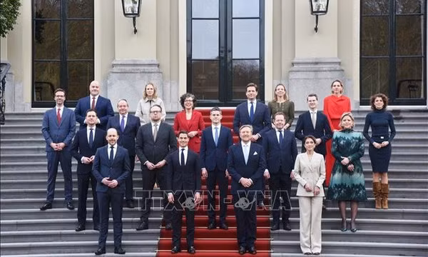 Nhà Vua Hà Lan Willem-Alexander (thứ 2, phải, phía trước) chụp ảnh cùng các thành viên trong Chính phủ của Thủ tướng Rob Jetten (thứ 2, trái, phía trước) tại La Haye, ngày 23/2/2026. Ảnh: THX/TTXVN