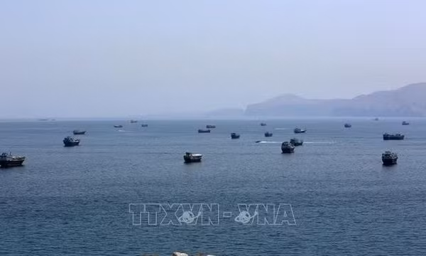 Tàu thuyền trên eo biển Hormuz, ngày 20/6/2026. Ảnh: THX/TTXVN phát 