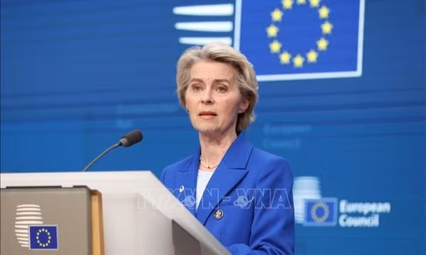 Chủ tịch Ủy ban châu Âu Ursula von der Leyen phát biểu trong cuộc họp báo tại Brussels, Bỉ. Ảnh: THX/TTXVN phát