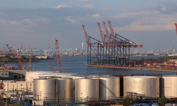 Các bể chứa dầu tại cảng New York & New Jersey ở New York, Mỹ. THX/TTXVN phát