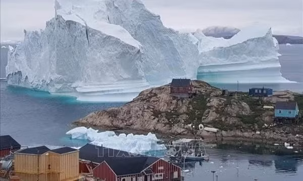 Một tảng băng lớn ở Greenland. Ảnh: AFP/TTXVN