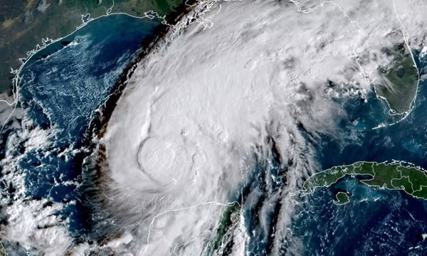 Hình ảnh vệ tinh của bão Isaias sáng 8/10. Ảnh: NOAA