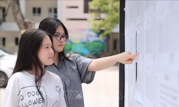 Thí sinh đến làm thủ tục tại điểm thi Trường THPT Nguyễn Gia Thiều (Hà Nội). Ảnh: Minh Quyết - TTXVN