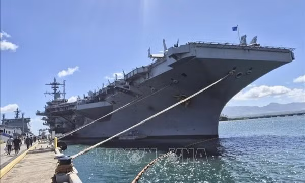 Tàu sân bay chạy bằng năng lượng hạt nhân USS Theodore Roosevelt neo đậu ngoài khơi cảng Pearl Harbor, thành phố Honolulu, bang Hawaii (Mỹ), ngày 6/7/2026. Ảnh: Yonhap/TTXVN phát