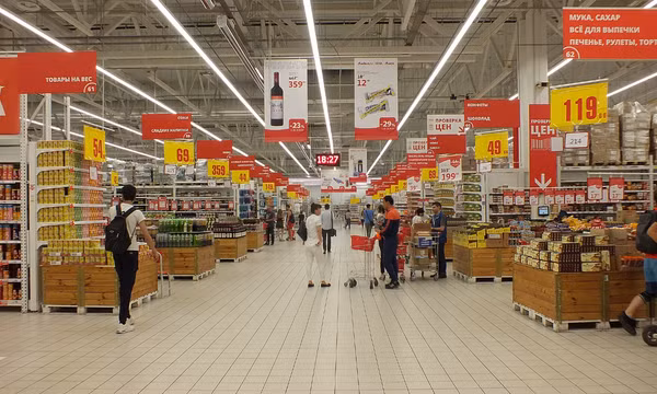 Bên trong siêu thị Auchan trên đại lộ Proletarsky ở Moskva năm 2019. Ảnh: Wikimedia Commons