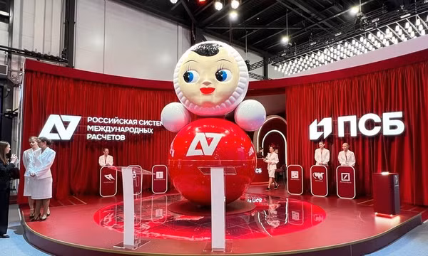 Gian trưng bày dịch vụ thanh toán A7 tại Diễn đàn Kinh tế Quốc tế St. Petersburg (SPIEF 2026) ở Nga. Ảnh: Sputnik
