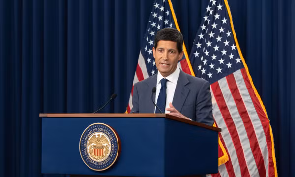 Chủ tịch Fed Kevin Warsh trong cuộc họp báo công bố quyết định về lãi suất tại Washington DC., ngày 28/10/2026. Ảnh: THX/TTXVN phát