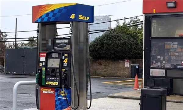 Một trụ bơm xăng dầu tự phục vụ tại một cây xăng Sunoco ở bang Virginia (Mỹ), ngày 4/10/2026. Ảnh: Ngọc Quang – PV TTXVN tại Mỹ