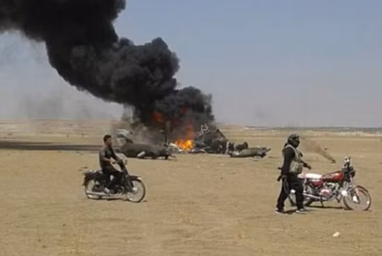 Trực thăng Nga cháy rụi, xác phi công bị kéo lê ở Syria ảnh 2