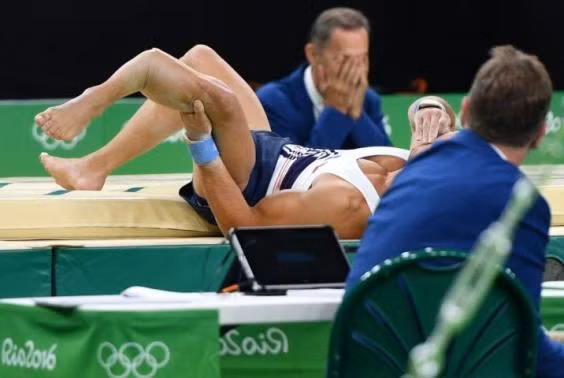 Pha gãy chân "rợn tóc gáy" của VĐV thể dục dụng cụ tại Olympic ảnh 3