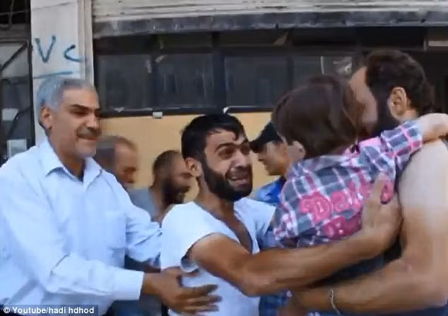 Nghẹn ngào tình cha con ở Syria ảnh 1
