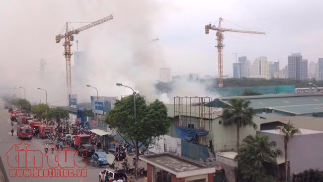 Cháy lớn trên đường Phạm Hùng, khói bốc cao hàng chục mét ảnh 2