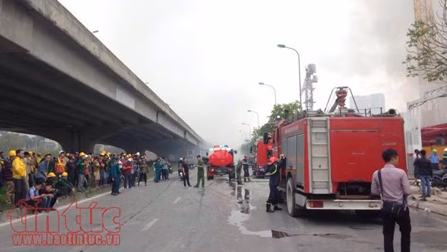 Cháy lớn trên đường Phạm Hùng, khói bốc cao hàng chục mét ảnh 4